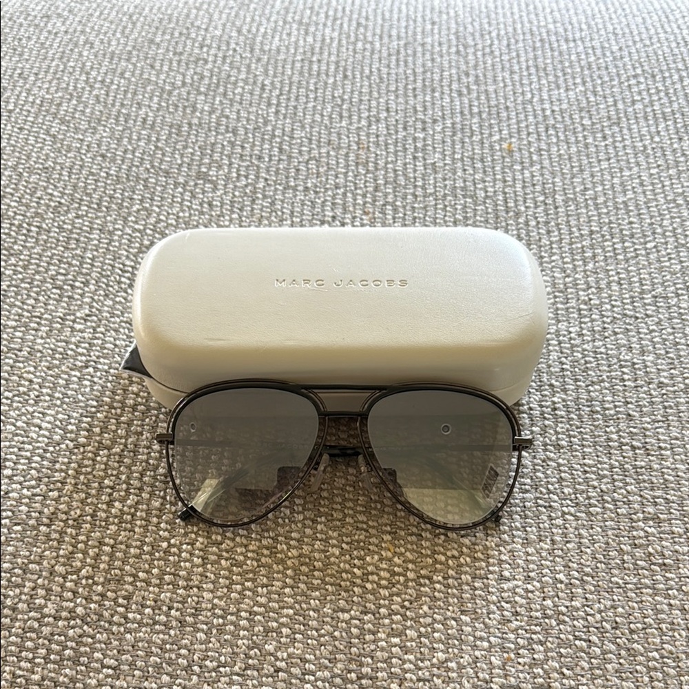 Marc Jacobs Black Aviator Sunglasses Gradient Lenses